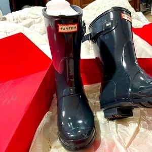 Great hunter boots, up to calf, worn twice. Kept in the box and ready to go
